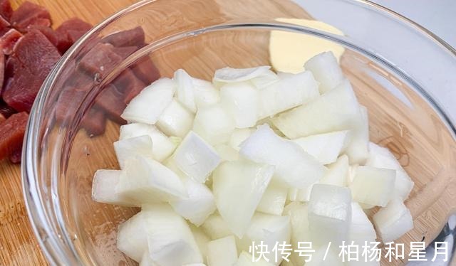 早饭吃米饭和鸡蛋吃腻了来一碗五彩焖饭，美味无比，营养丰富！