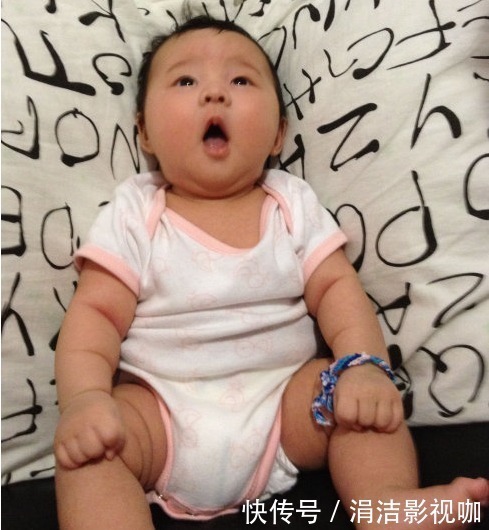 行为|孩子出生后3种行为出现越早,说明大脑发育越好,你家中几个