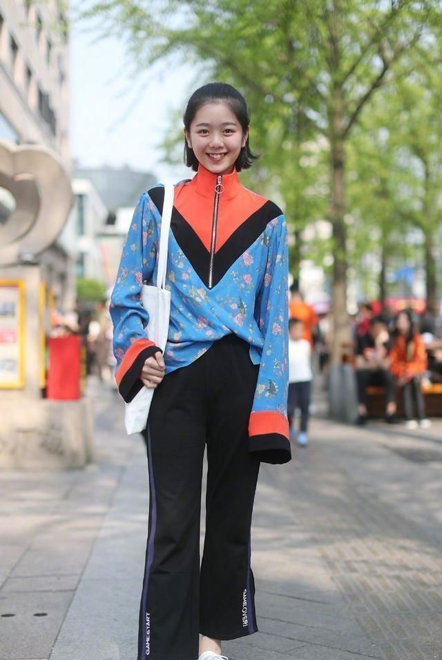 街拍：短发美女身穿蓝色碎花连衣裙，肤白貌美，很是吸睛