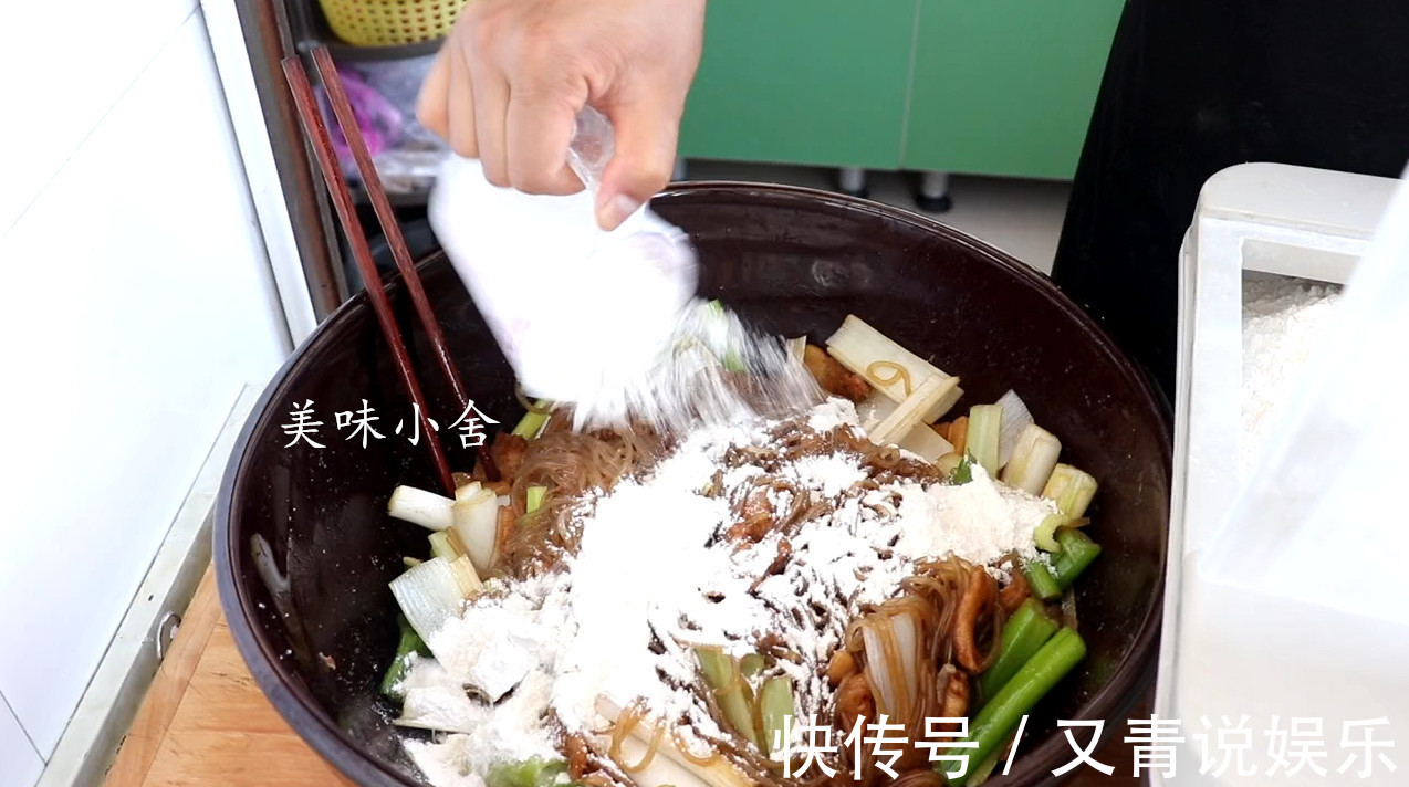 猪肉和粉条别再乱炖了,教你个农村特色吃法,一做一大盆不够吃