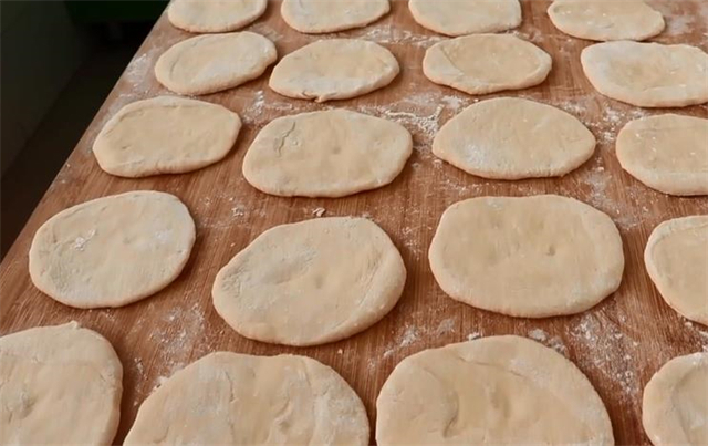 家常油饼的做法,不用酵母,不用发面,简单快速,比买的还好吃