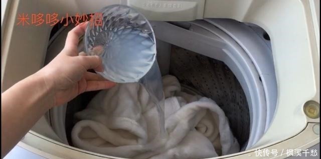洗衣服不要只放洗衣液,多加一碗它,洗出来的衣服干净如新!