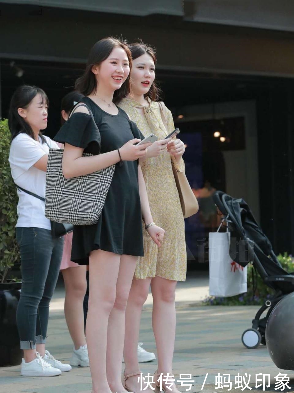 街拍：黑色毛边牛仔短裤同色上衣更显层次感，颜色搭配和谐统一