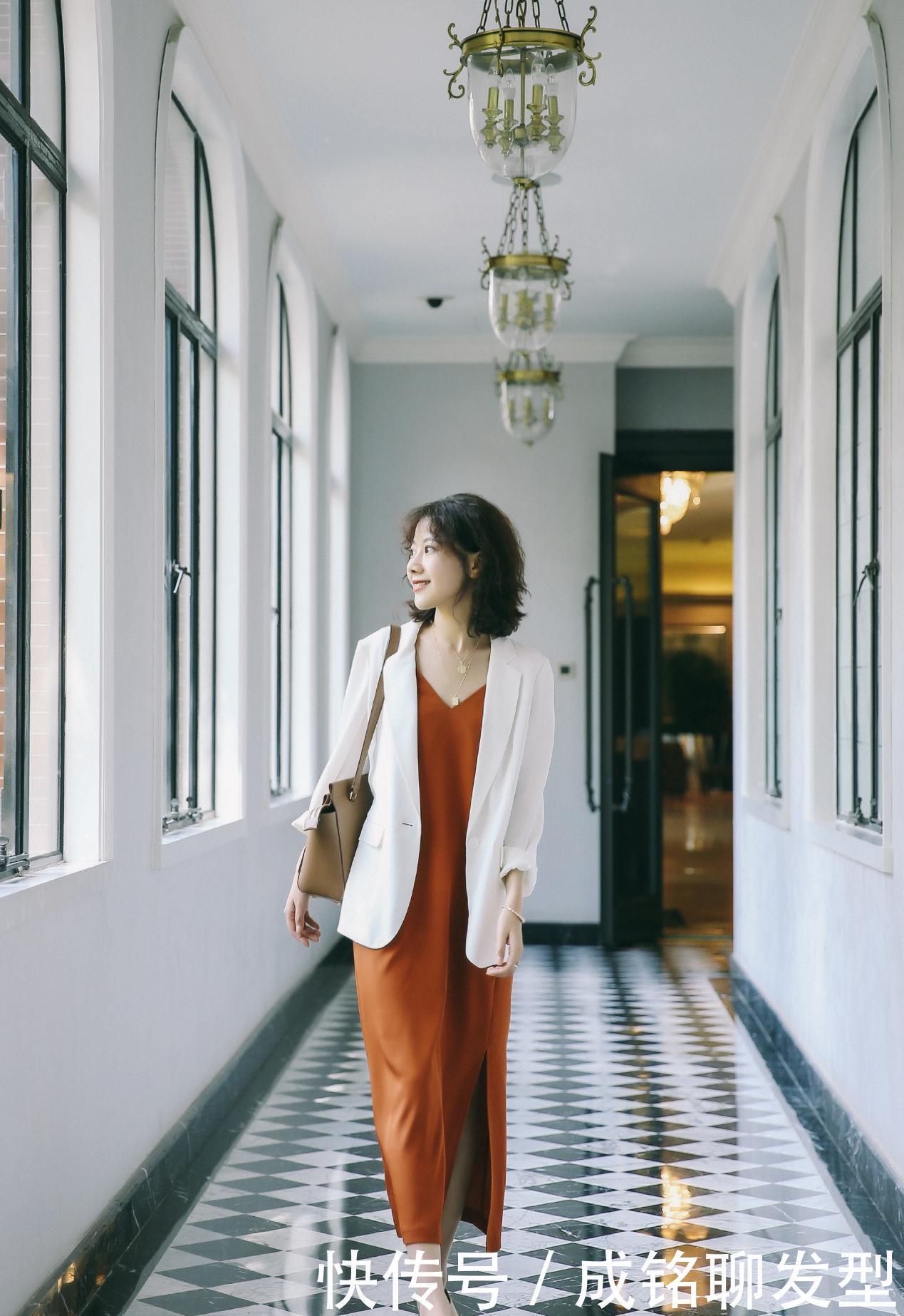 有气质|中年女人要想穿出优雅,少穿T恤多穿连衣裙,温柔减龄又有气质