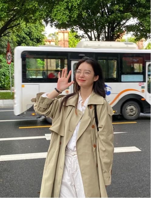 风衣穿得美不美，关键看内搭，早春选择这几款就对了