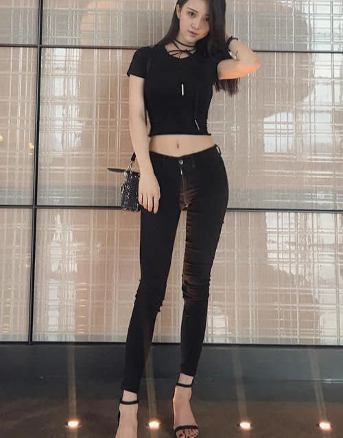  小姐姐穿上牛仔裤，时尚又性感，美得让人侧目！