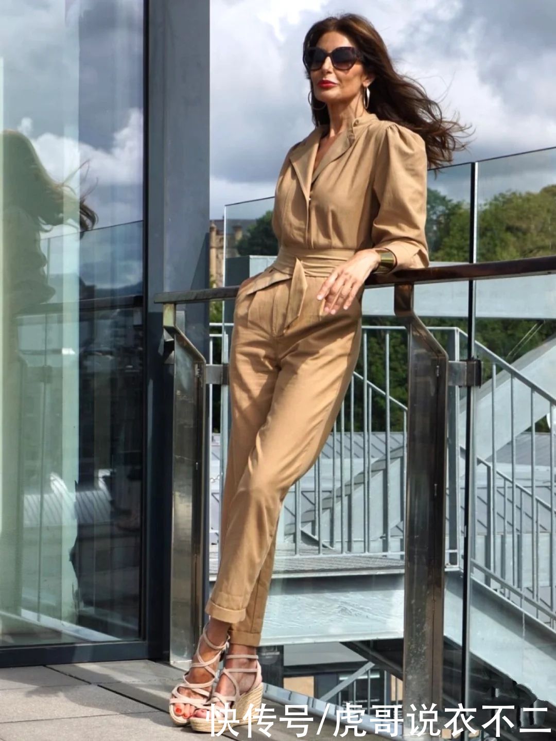 模特|懂搭配的女人不显老，不信瞧这位西班牙奶奶，年过半百比模特还潮