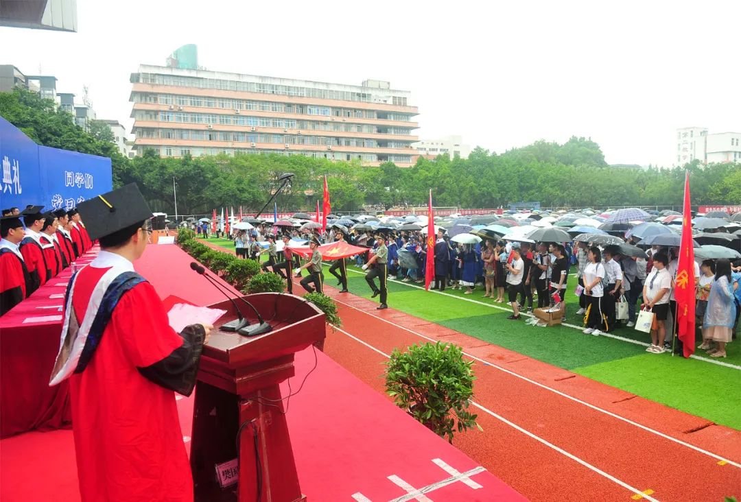 封面新闻|川北医学院4239名学子雨中告别母校 校长寄语同学们不以“躺平”对抗“内卷”