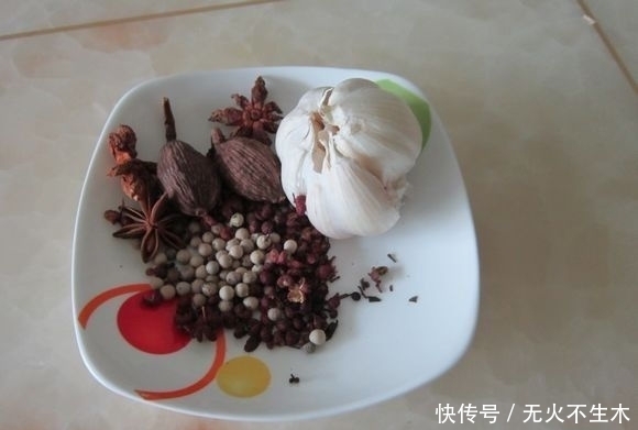 土鸡焖花卷|饭菜一锅出懒人必备,教你制作特色美食土鸡闷花卷,花卷比肉还香