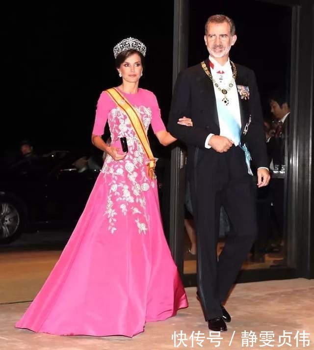 莱蒂齐亚王后的这套造型色彩协调真好,搭配祖母绿耳环,惊艳万分