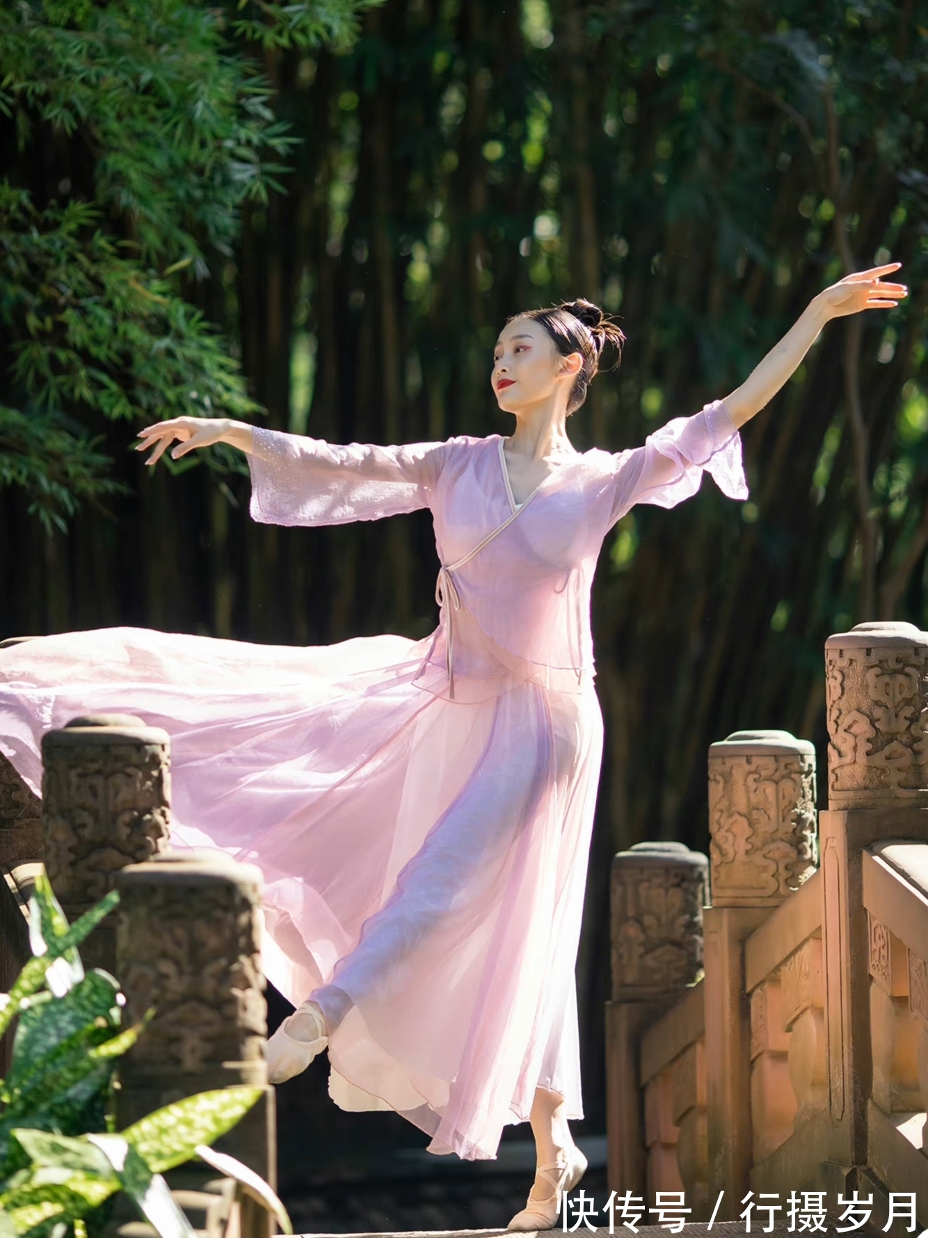 红尘$于盎然的春意里,舞尽浅吟低唱的红尘