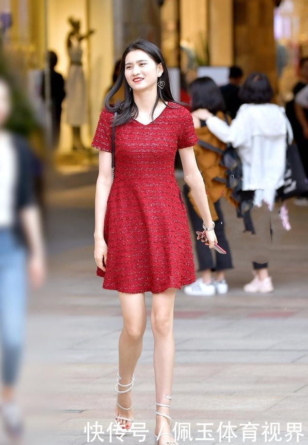 红色金丝条纹连衣裙，搭配凉鞋，凸显年轻减龄效果
