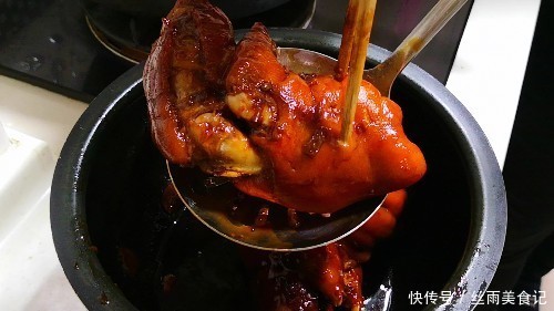老婆|两猪蹄往电饭锅里一丢,不加1滴水1滴油,出锅后老婆和儿子抢着吃