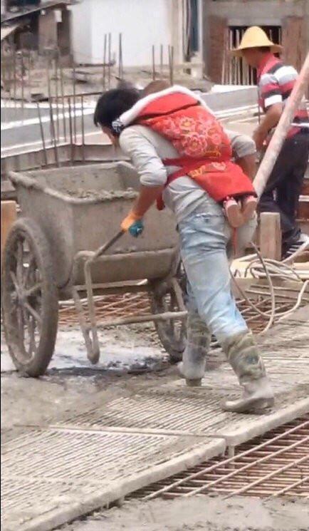 干活|爸爸背着孩子在工地干活的照片火了，网友：他的名字叫“父亲”