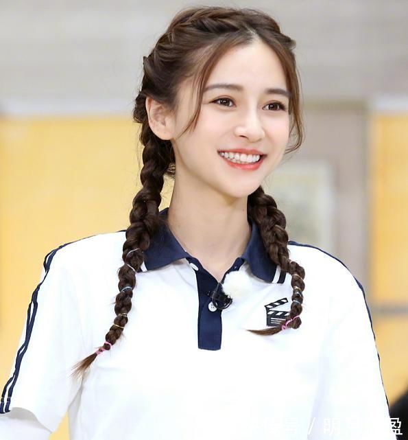 跑男|上帝给了杨颖“动漫脸”,却忘了她的腿型,穿上白裤子后腿围亮了