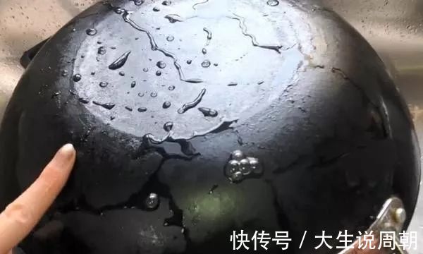 在锅底贴上一层纸巾，解决了千万家庭的烦恼，学会受用一生