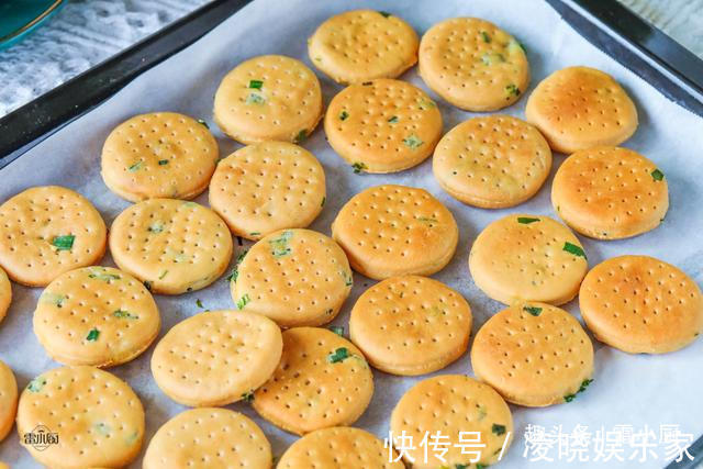 葱香小饼干|不用黄油，也不加糖，教你做葱香小饼干，口口香又酥