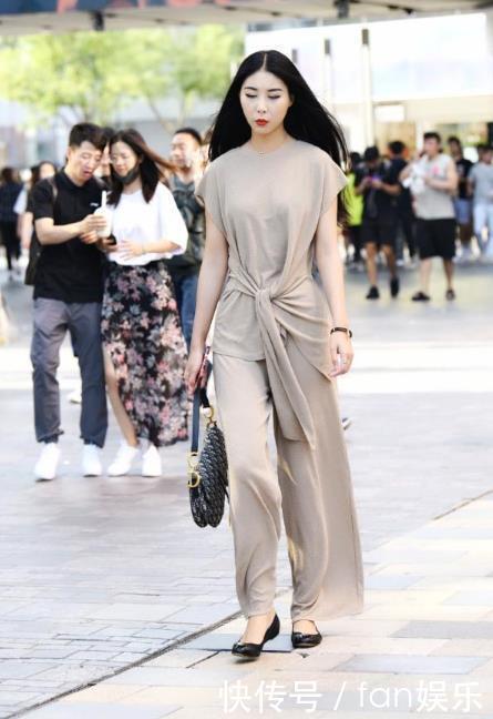  淑丽|白色休闲上衣搭配黑色长裤，温婉柔顺，淑丽姣好