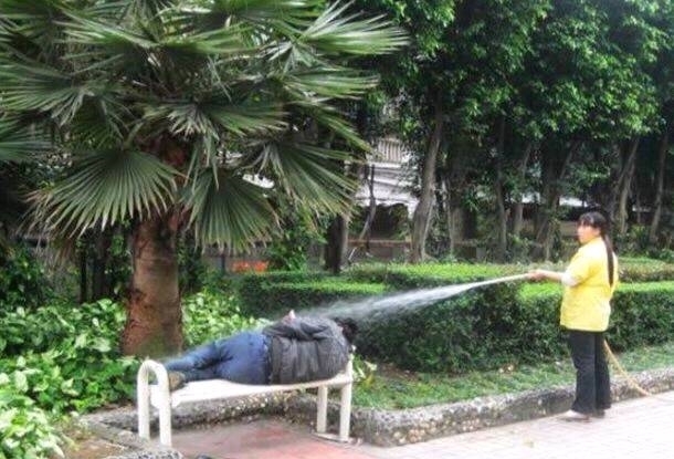 |搞笑图片幽默段子笑话:孩子果然是最有爱的,但是你是抱不动的哦