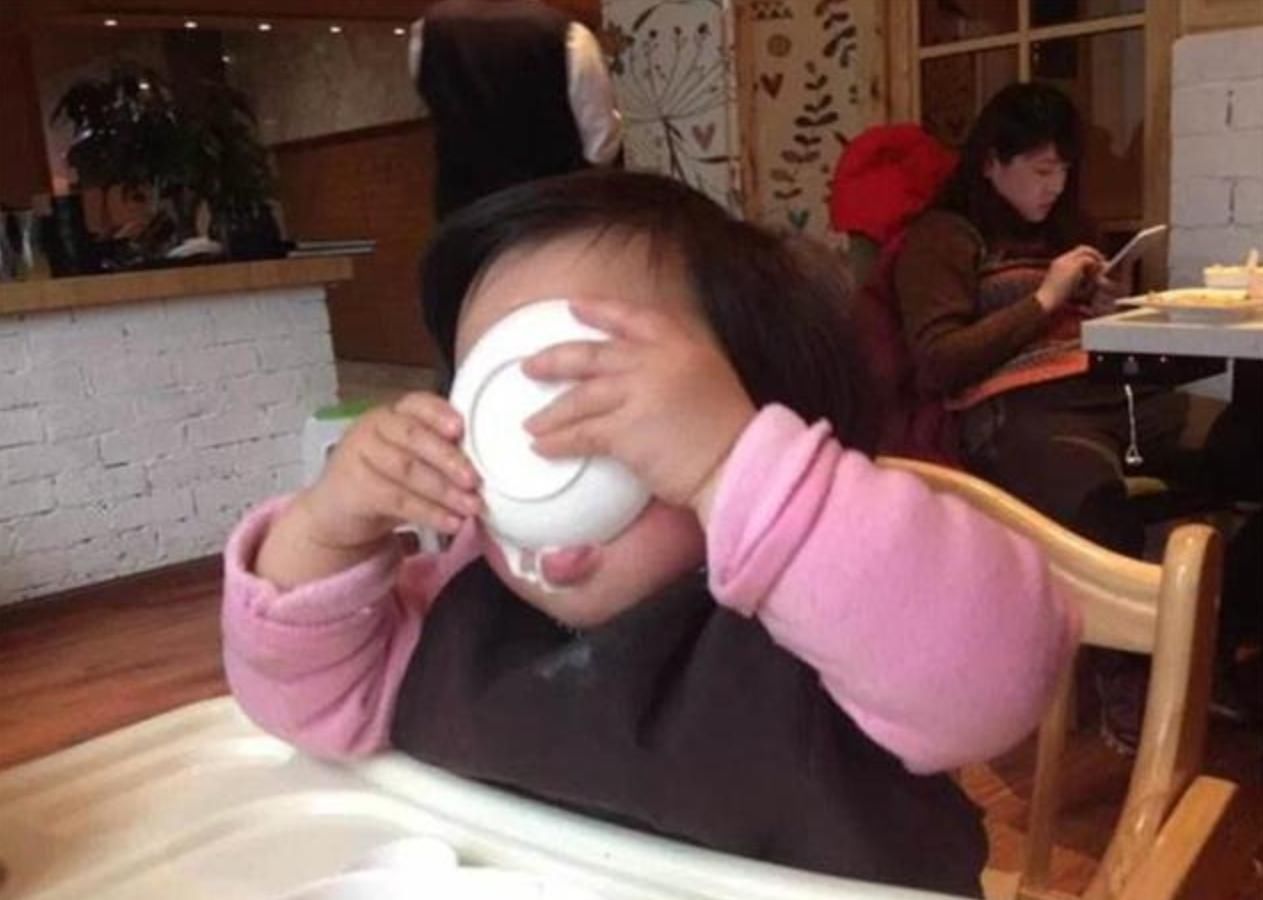 b4岁孩子被鱼刺卡喉,妈妈用这个方法'取刺',医生:优秀的父母