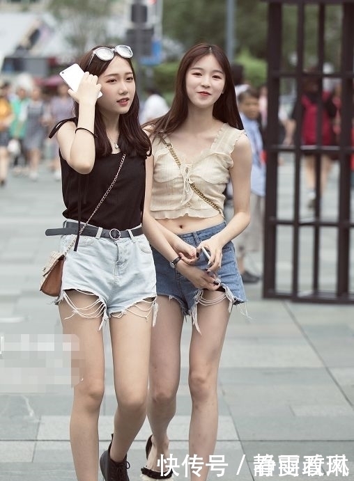 街拍:女人们穿三角形短裤,长腿“露”出线条,回头率绝对最高!
