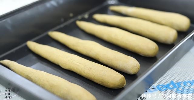 即有着浓浓的咖啡味,又有着黑麦香,日式咖啡黑麦盐面包值得一试