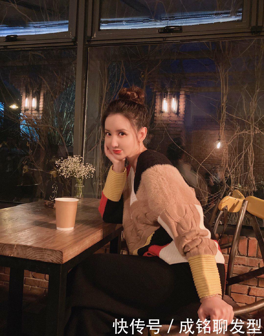 简单|老板娘张萌真会凹造型,粉色毛衣配毛领调外套,保暖时尚又减龄