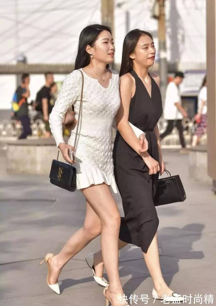 白色 街拍:白色针织短裙搭披肩长发的靓丽姑娘,闺蜜的气质也很不错!