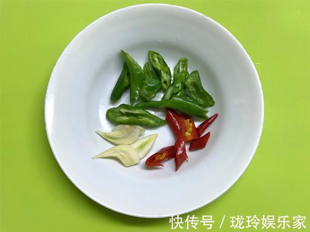 炒花菜时,有人焯水,有人过油,原来都错了,难怪炒出来不好吃