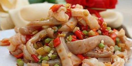 美食优选：酸辣猪肚，剁椒鸡腿蒸土豆，爆炒鱿鱼，干煸肘子的做法