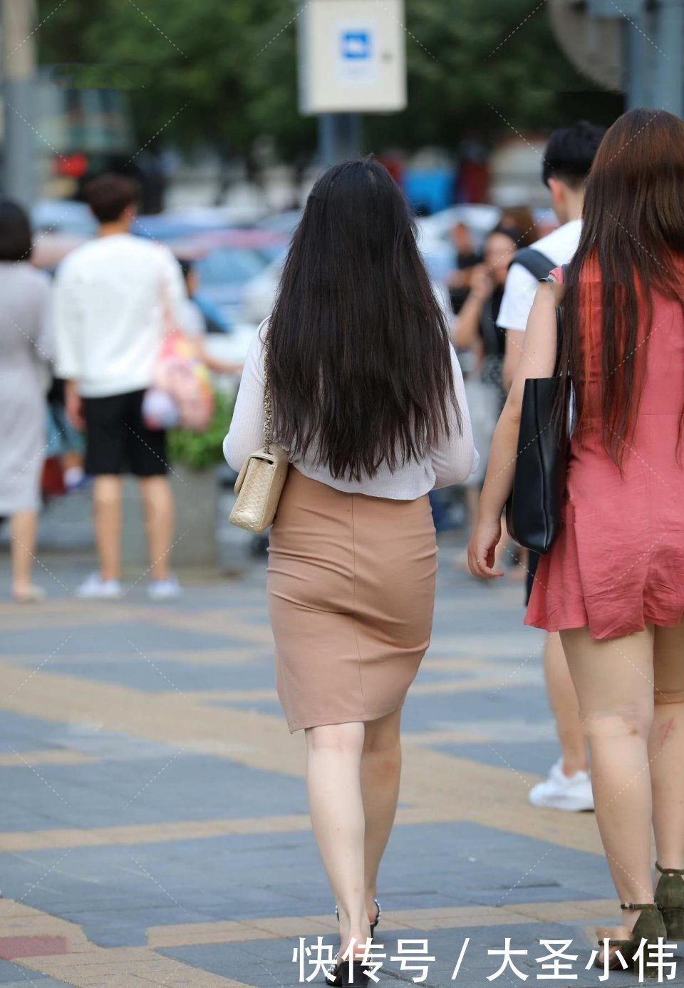 街拍|美女街拍:气质美女真是太有魅力了! 是我喜欢的类型,想请她吃顿饭聊聊天