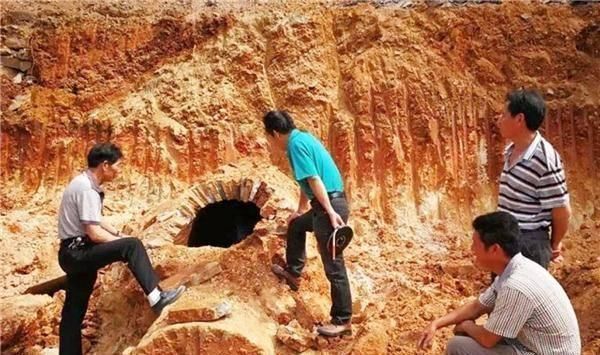 墓群|盗墓者精准盗墓,随葬品一件不剩,考古人员抬头一看墓顶,激动了