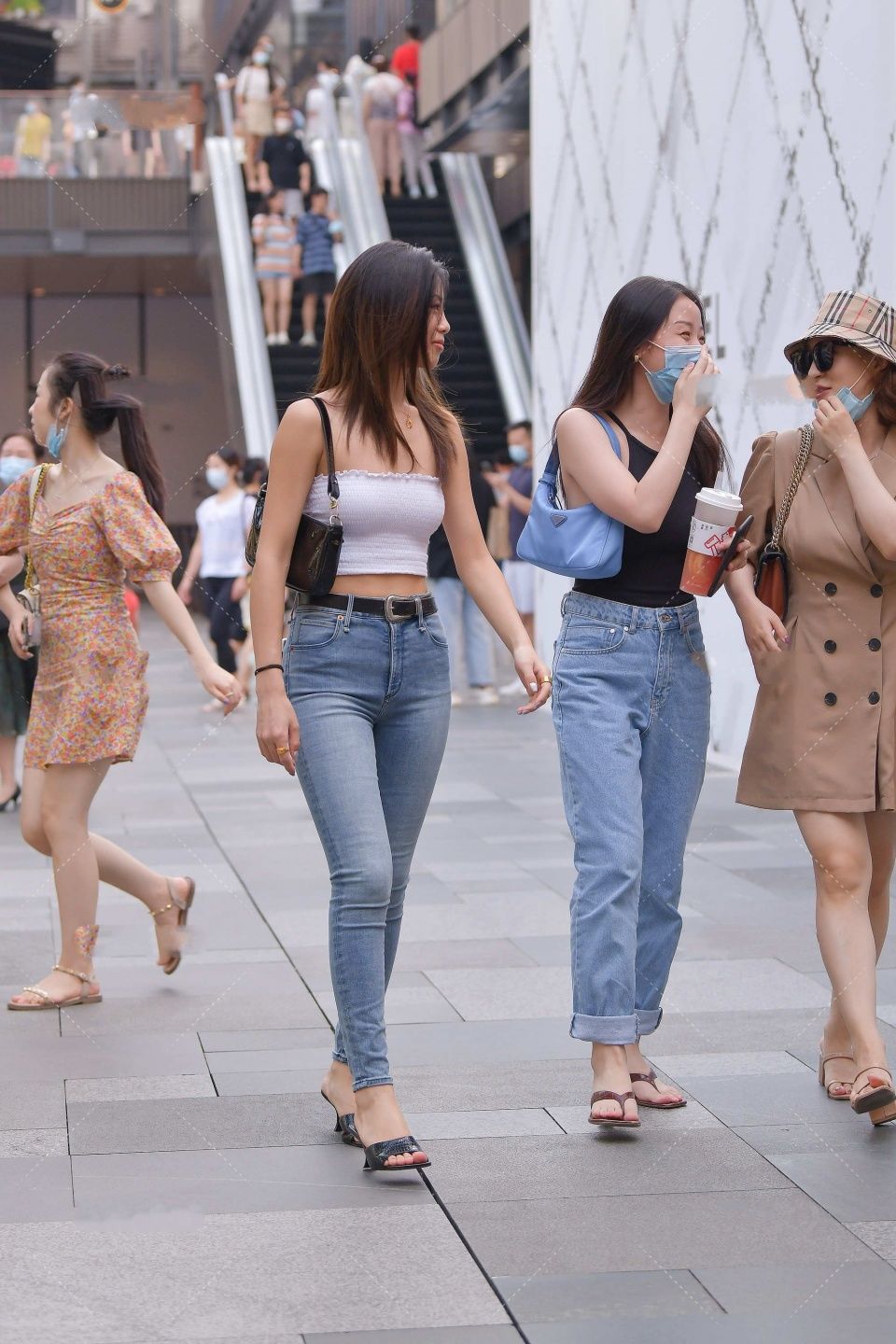 白色无袖背心搭配一条牛仔裤，轻欧美妆容显气质，高级又时尚