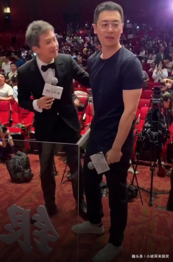 有一種跑男情叫鄧超朱亞文,活動現場兩人竊竊私語,成為全場焦點