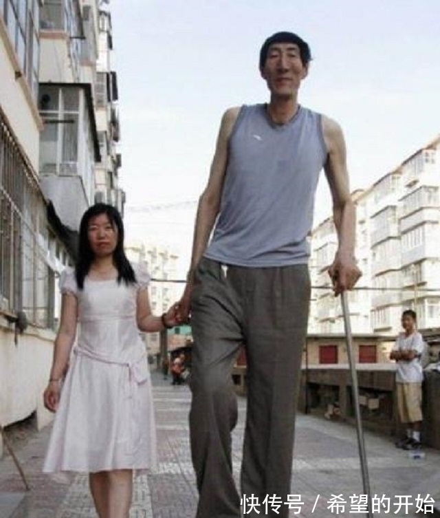 身高|世界第一高鲍喜顺,不听医生劝阻生孩子,儿子10岁时身高1.6米
