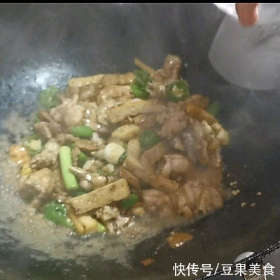 肉卷|学会牛蛙爆炒黄金肉卷，解锁正宗味儿