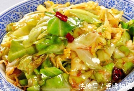 炒包菜时，包菜直接下锅炒就错了！很多人不懂，难怪不好吃