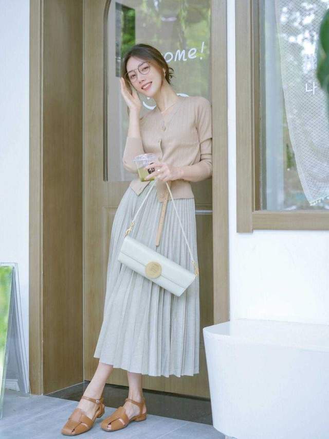 衬衫搭配|梨形身材和微胖女孩的福利,蓝色衬衫搭配白色半身裙,时髦大气