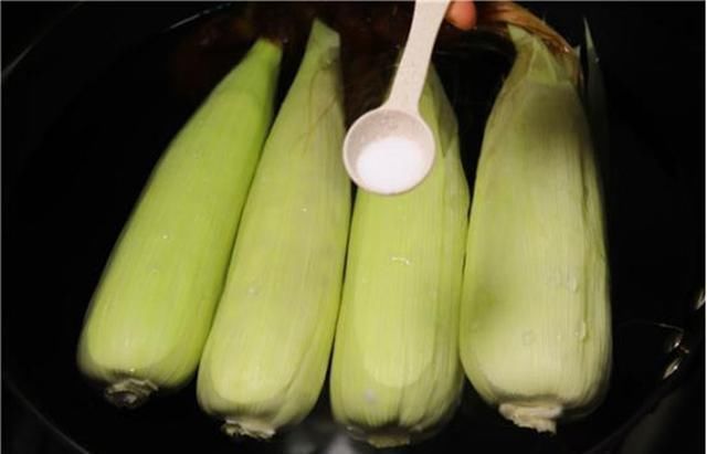 煮玉米时,只放清水是错的多加2样东西,玉米软糯香甜,收藏了