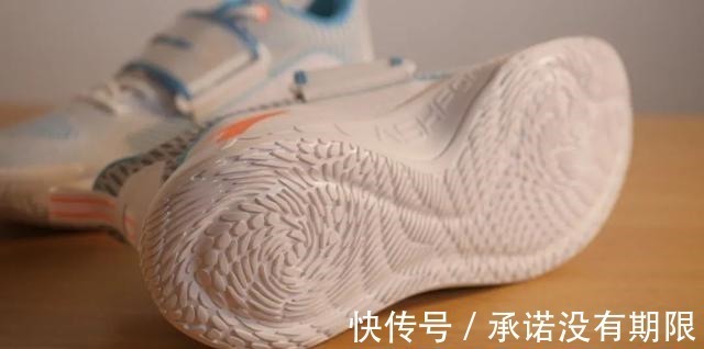 实战 三百块入手国产好鞋!设计大升级 配置不逊色千元旗舰款!