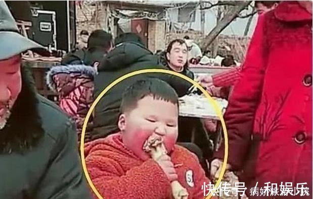 上有老下有小|奶奶带孙子吃酒席,结束后成全村笑料,隔代育儿的这些痛谁知道