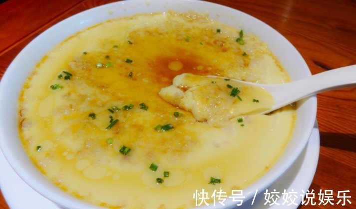 蒸鸡蛋羹用冷水还是热水我蒸错了25年，教你1招，鲜爽嫩滑！