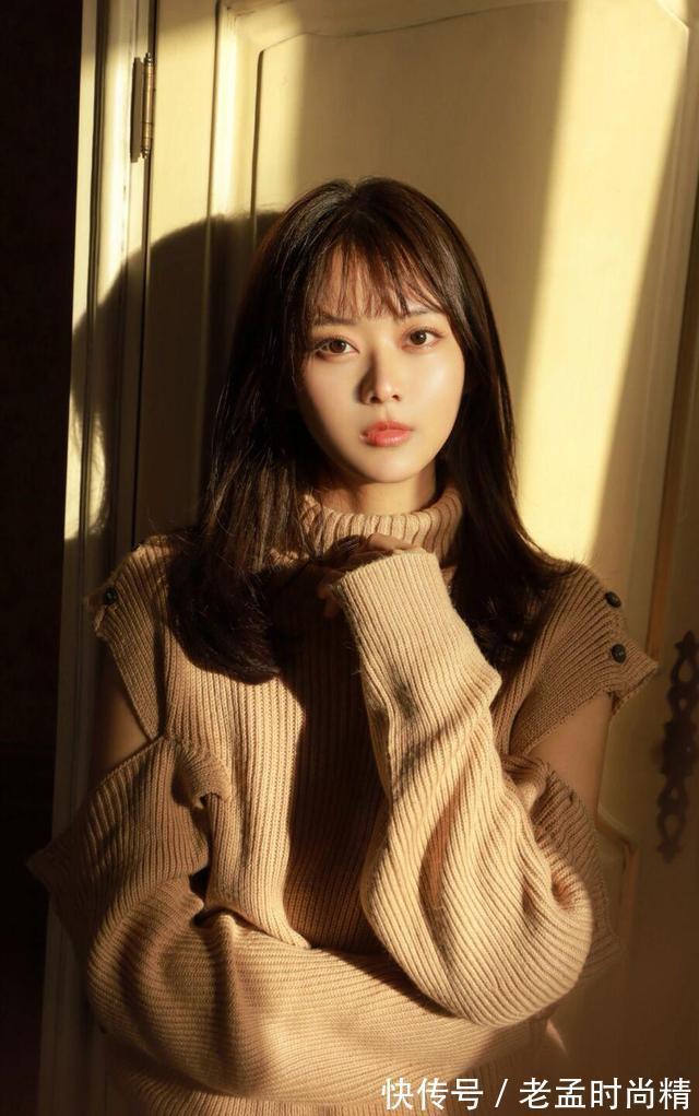 美女|什么样的美女才漂亮?五官精致,简单的穿搭就很清新靓丽,有活力