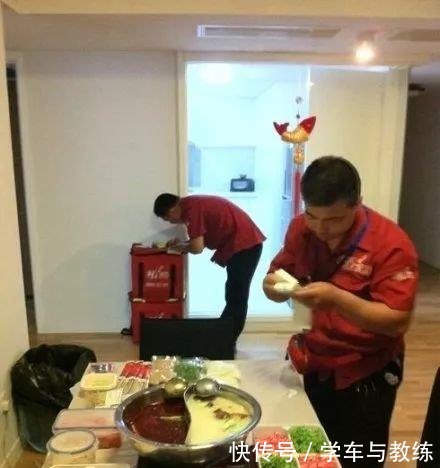 输给|海底捞董事长我做了那么多亲情化举动,却输给一个吧台小姑娘