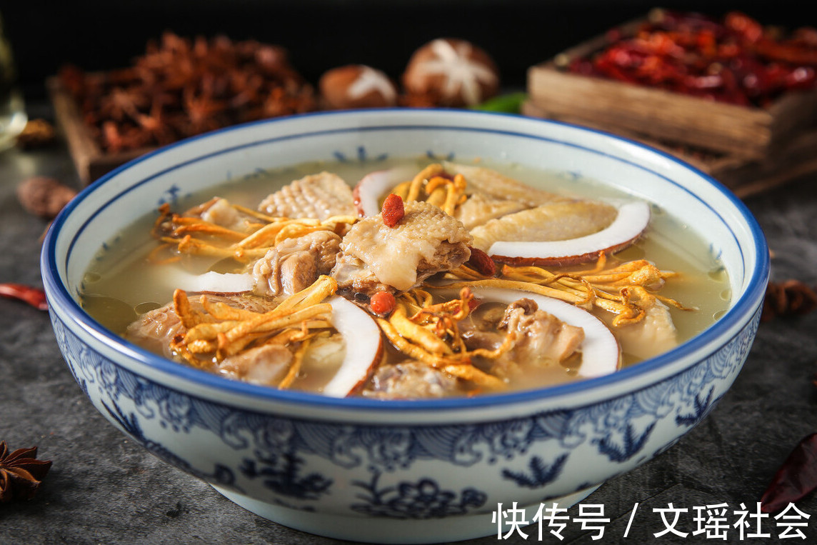 鸡肉|炖鸡汤，别直接加水炖，记住3个技巧，鸡汤鲜美不腥，营养又好喝