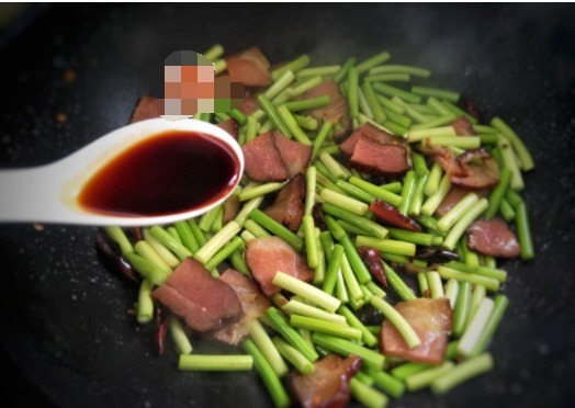 饭店最火的家常菜,10块钱不到,两三下就炒好,家人吃过都说好!
