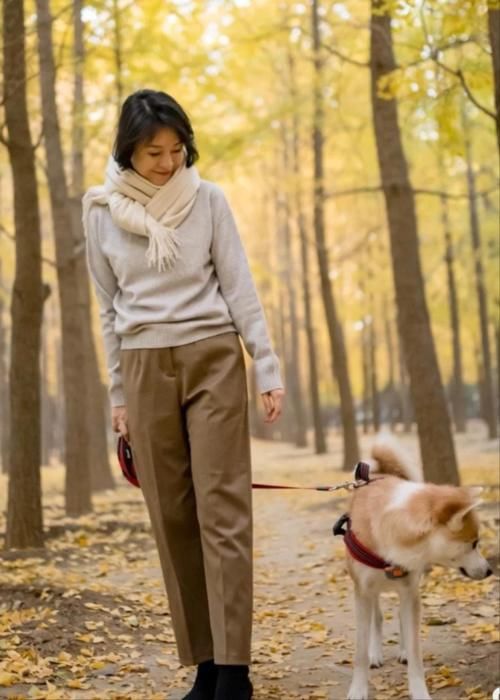 这位50＋女性的穿搭时髦火了！穿衣简单大方且日常，优雅有气质