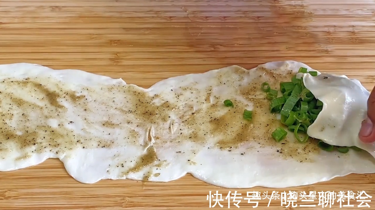做法|葱油饼家常做法,记住关键3点,做的饼外酥里软,比早餐店的好吃
