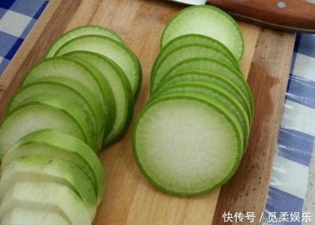  自制腌萝卜干，晒干直接腌加上这“1步”，清脆爽口、香辣入味