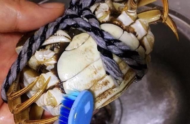 难怪|蒸“大闸蟹”用冷水还是开水上锅,很多人用错了水,难怪蟹膏少